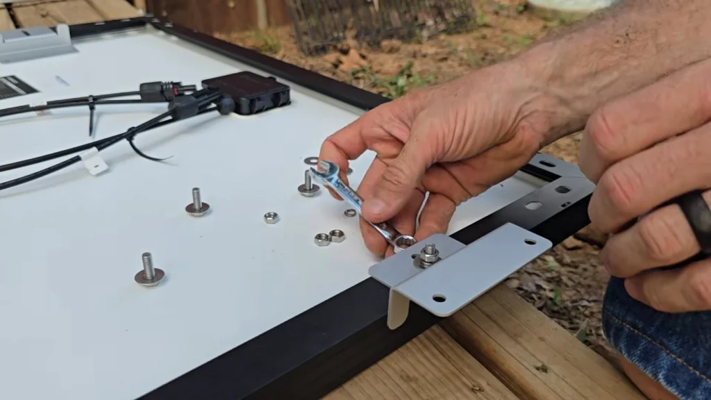 Tightening solar panel bracket