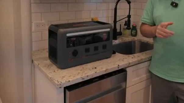 Man discussing food loss prevention in the kitchen