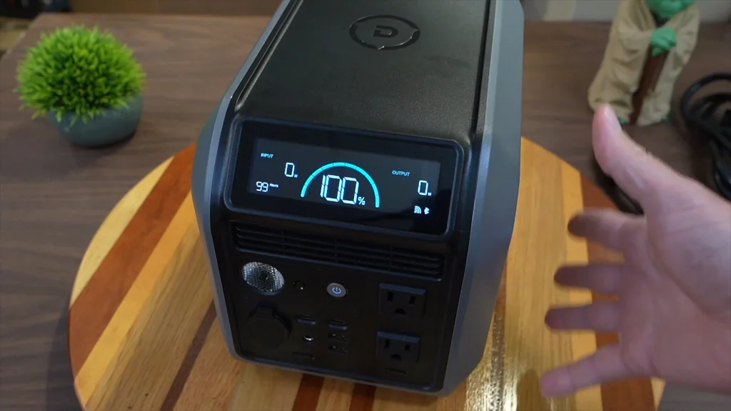 Holding the DABBSSON 600L unit