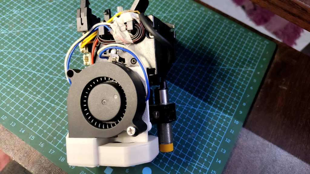 Hotend assembly showing the new fan configuration