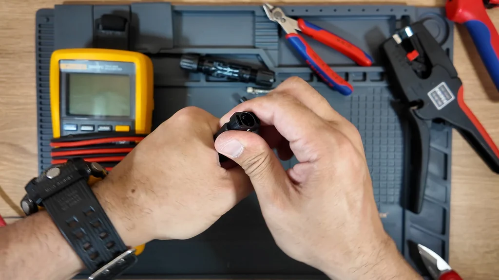 Metal contact being aligned with the solar cable