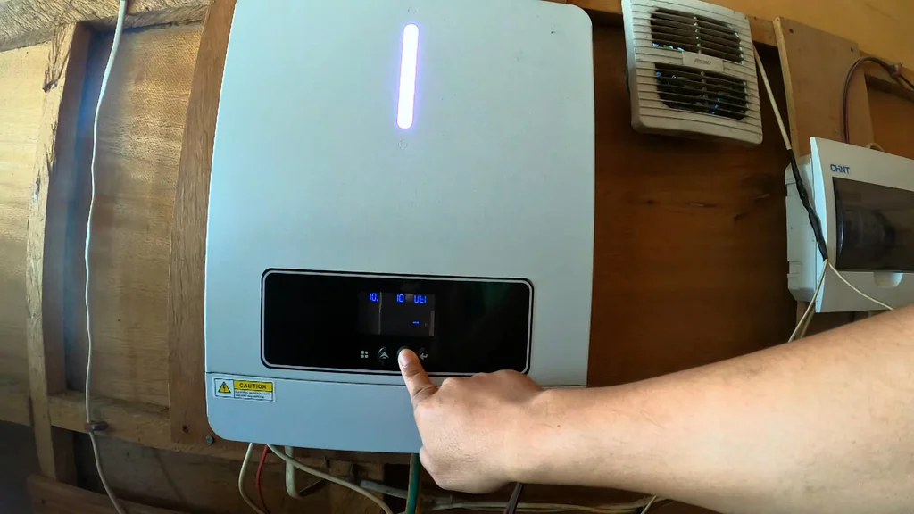 Inverter screen showing charge current metrics.