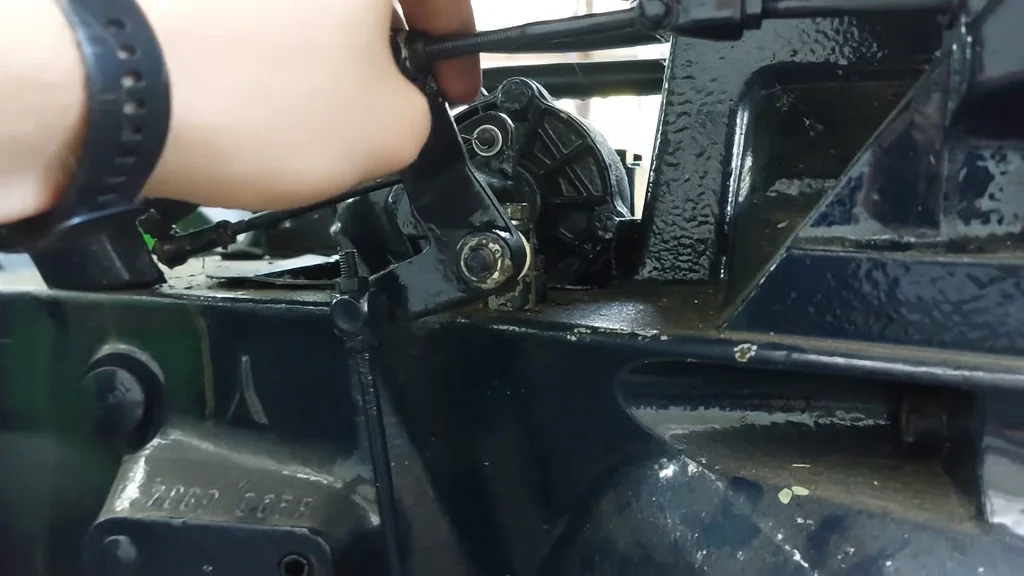 Attaching linkage to machine assembly