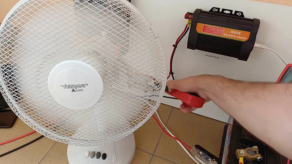 Measuring the fan current with a clamp meter