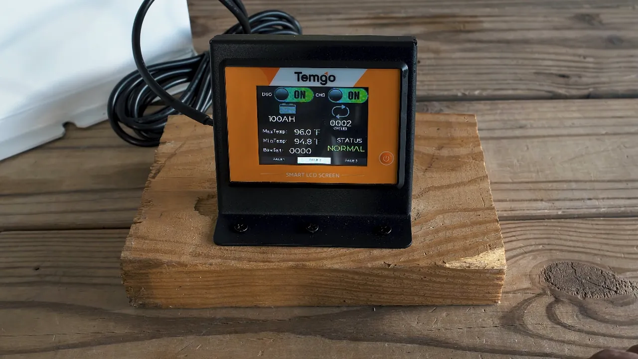 LCD screen displaying battery cycle count and status.