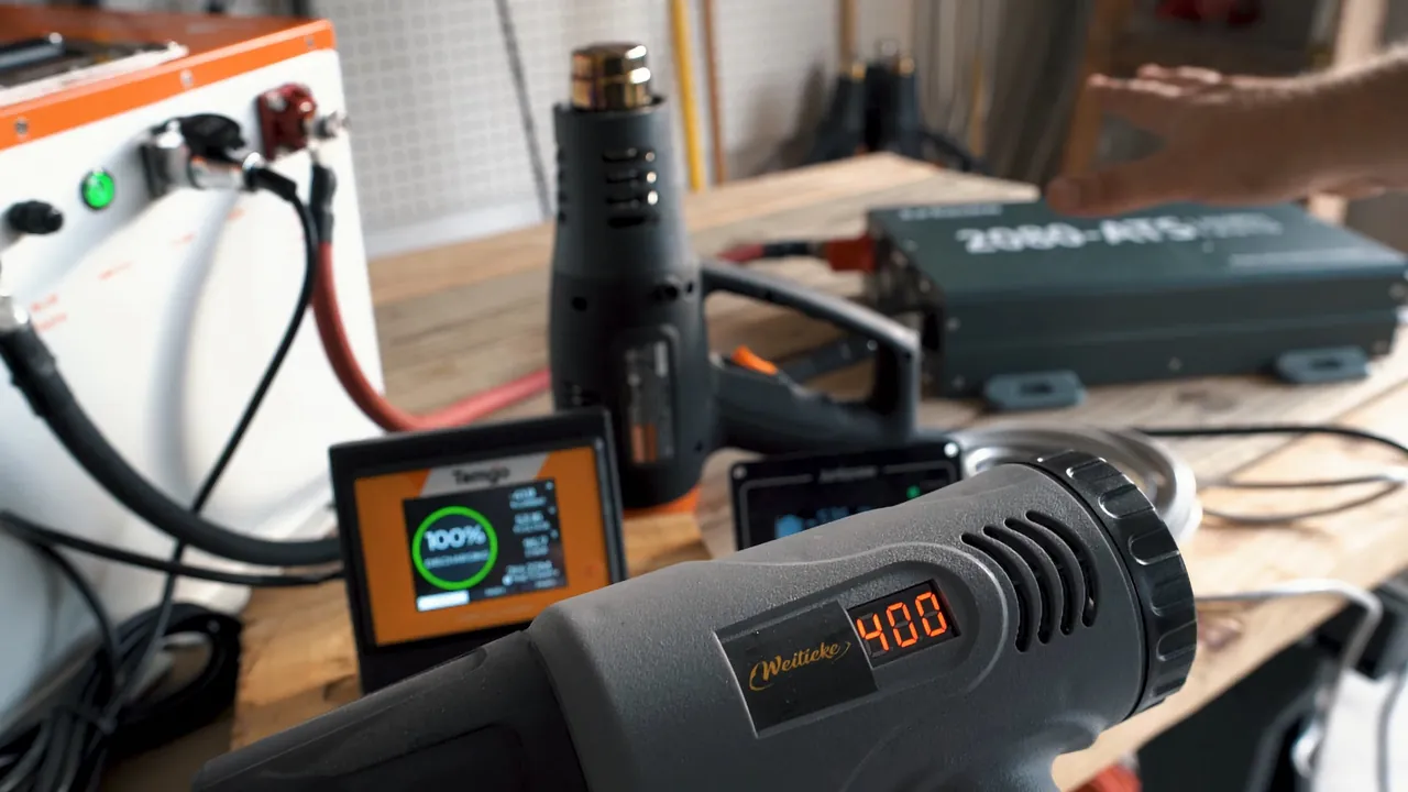 LCD screen showing 2,000W load and current draw.