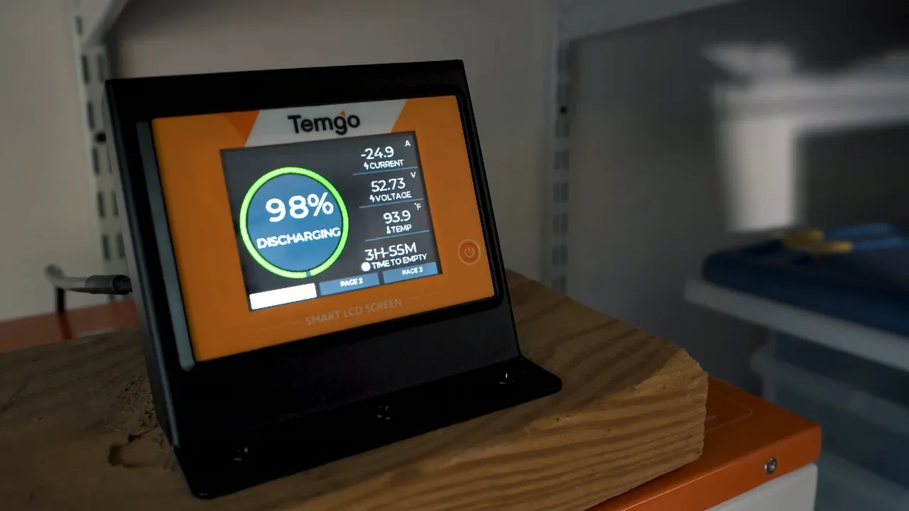 Battery display showing stable voltage under load.