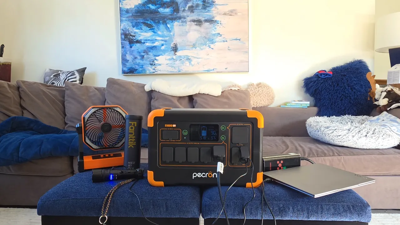 Pecron E1000LFP display showing active power output during a load test.