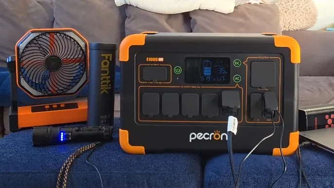 The top handle and chassis of the Pecron E1000LFP.