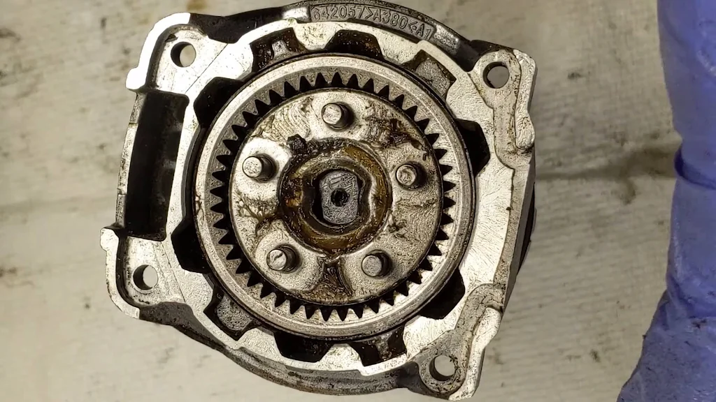 Tightening the retaining plate screws