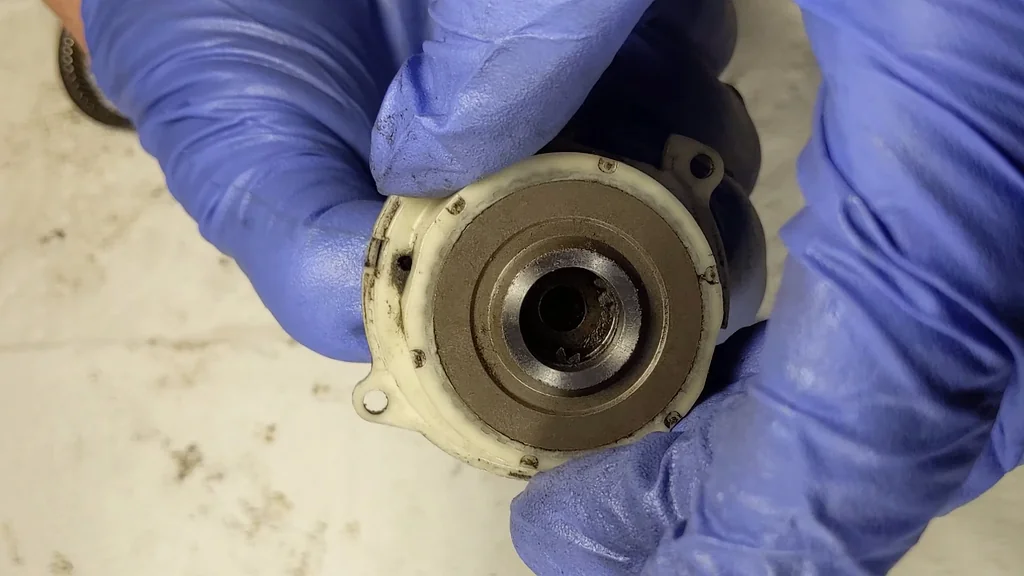 Fastening the outer casing screws
