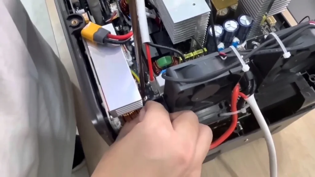 Attaching the fan cable with a zip tie