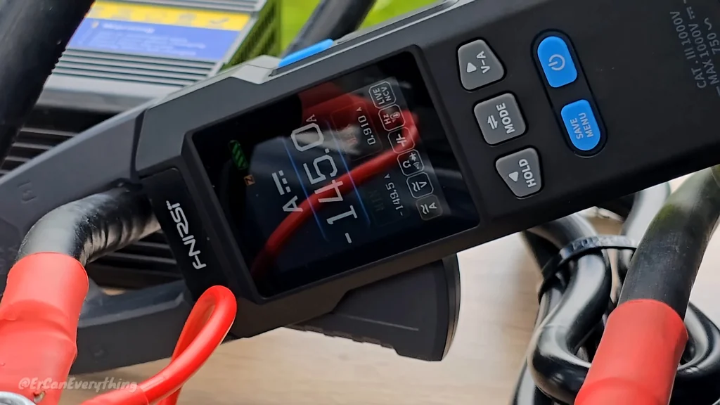 FNIRST clamp meter measuring battery discharge current