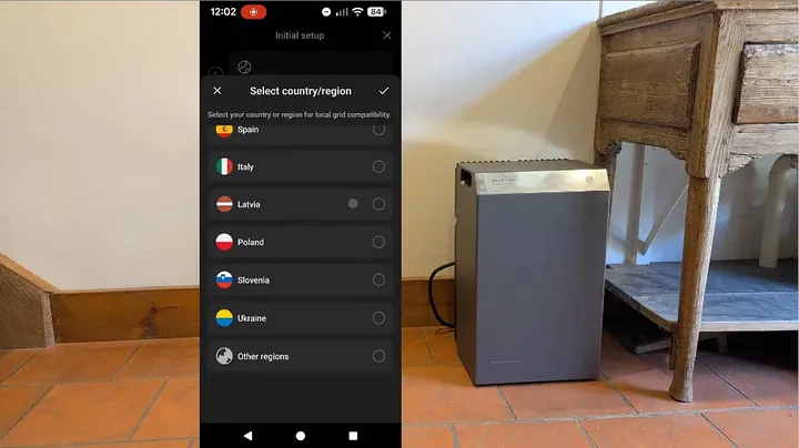 Smartphone screen displaying the firmware update progress alongside the battery unit