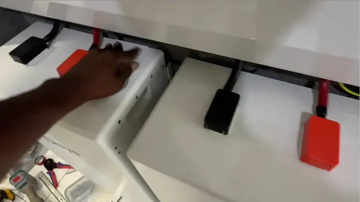 Connecting RJ45 communication patch cables between parallel lithium battery packs
