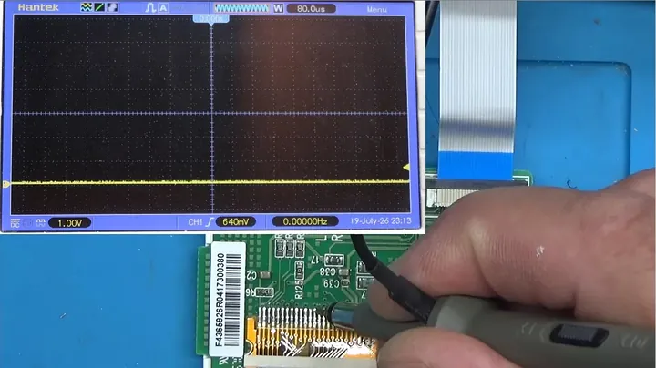 Oscilloscope showing a flat line while probing display data pins